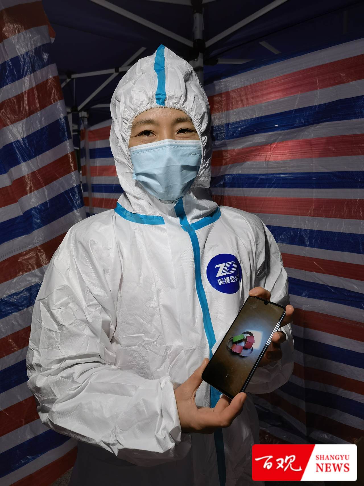 绍兴市中医院医生张春英向记者展示读幼儿园的儿子制作的“加油手链”.jpg
