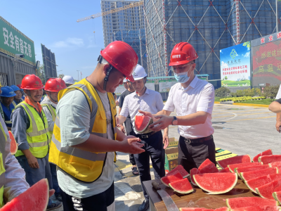 炎炎夏日送清凉 丝丝关爱暖人心 | 区住建局开展“送清凉”慰问活动