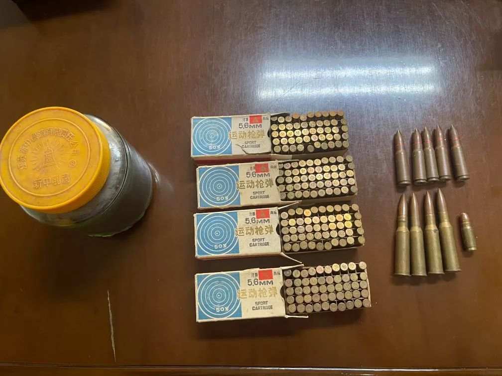 诸暨阿姨,提着一大袋子弹和火药……