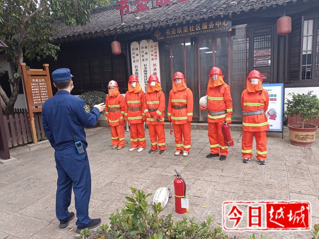 开展夜间巡逻,保辖区平安