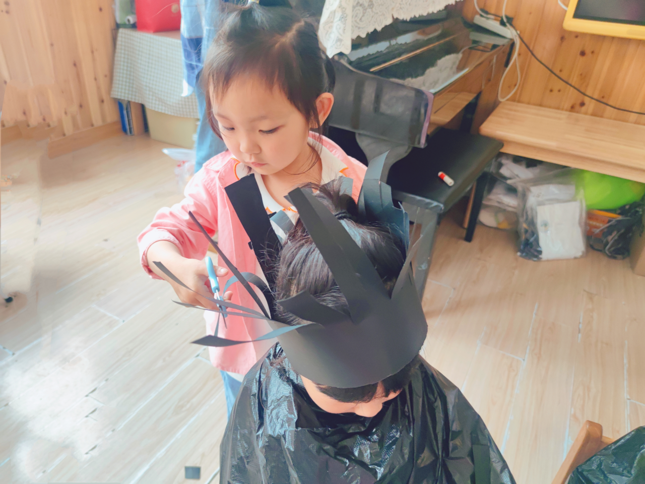 理发店的理发师给漂亮的金发男孩做发型图片下载 - 觅知网