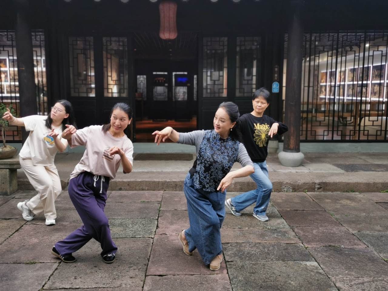 王锦文教学生、居民学艺中.jpg