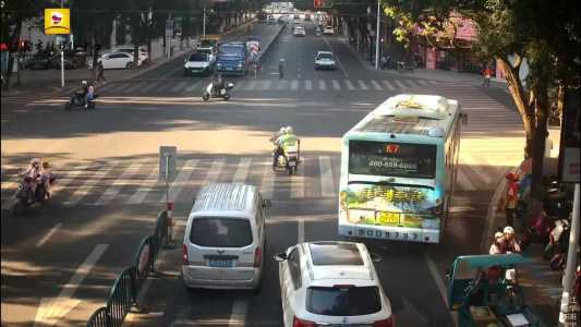 孩子高烧抽搐  交警5分钟开道送医