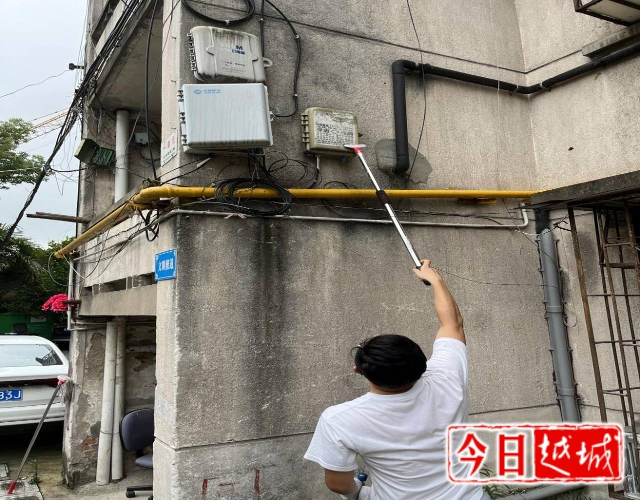 “铲铲刷刷” 美化环境喜迎亚运