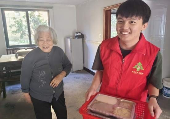 薪火百年 | 上门送餐、惊喜蛋糕......青年干部陪老人在这里过节!