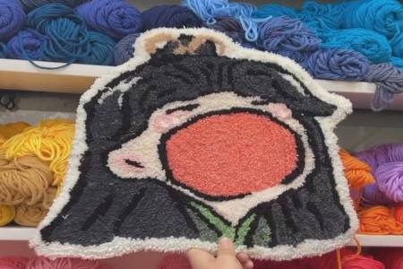 “突突突”成为年轻人的新宠 姐妹花记者体验簇绒手工制作