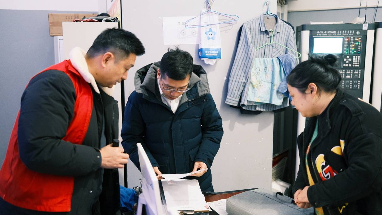 戴铭(中)督查安全生产,消防安全工作日前,塘下镇镇长戴铭先后来到塘下