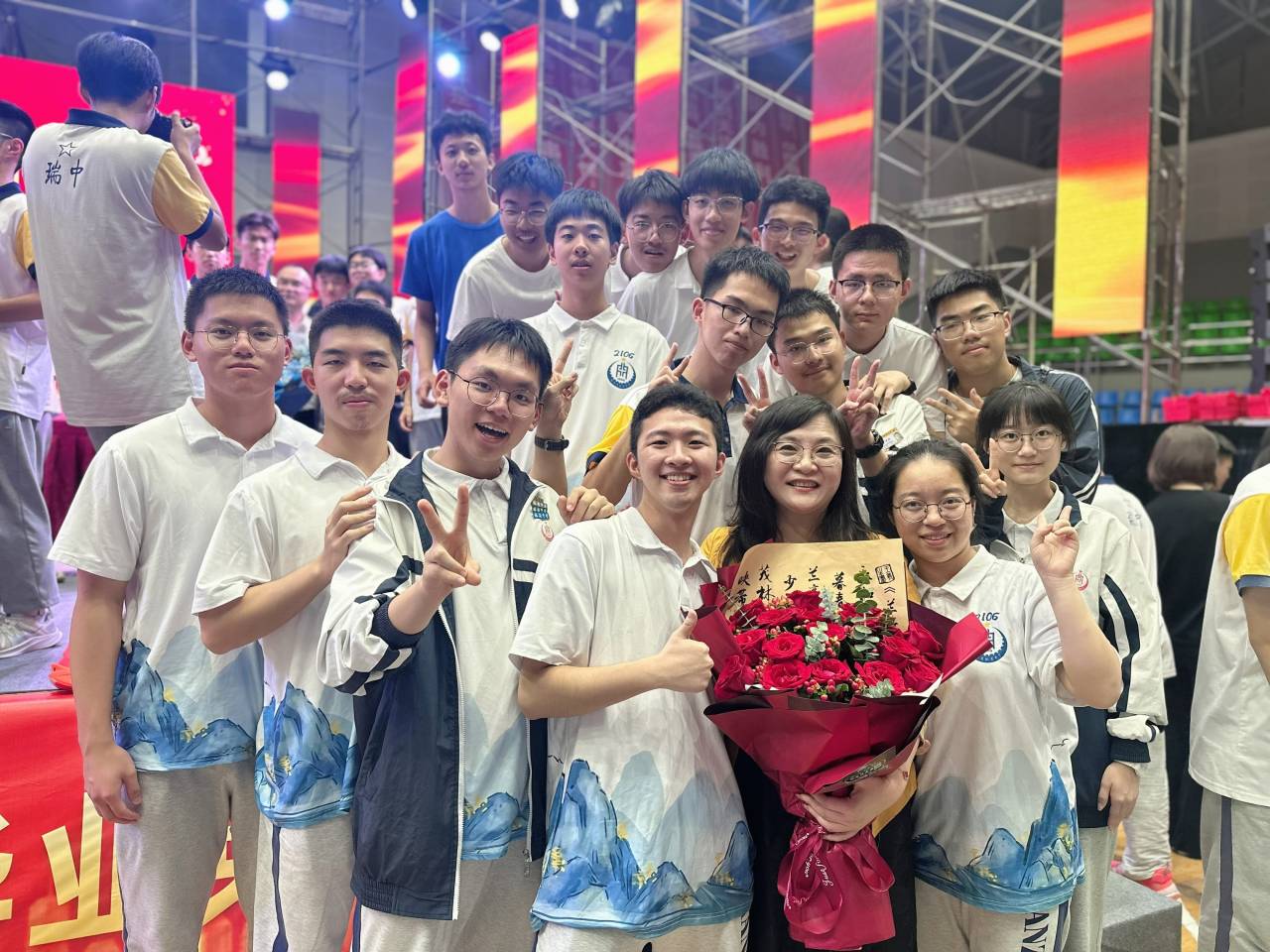 参加2021级学生毕业典礼.jpg 参加2021级学生毕业典礼.jpg